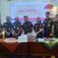 Kajari Tanjung Jabung Barat Marcelo Bellah, SH, MH didampingi Kasi Teknis menggelar Uang Negara yang berhasil diselamatkan, Kamis (20/7/23). FOTO : LT 