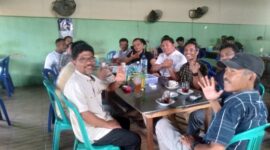 Hairan - Riano bergandeng tangan bersama Pengurus Partai NasDem Tanjab Barat. FOTO : LT