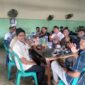Hairan - Riano bergandeng tangan bersama Pengurus Partai NasDem Tanjab Barat. FOTO : LT