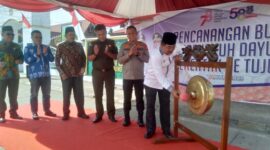 Bupati Tanjung Jabung Barat H Anwar Sadat didampingi Kepala Instansi Vertikal dan Anggota DPRD pukul Gong tandai pembukaan bulan Serengkuh Dayung Serentak ke Tujuan, Rabu (2/8/23). FOTO : LT 
