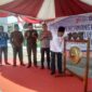 Bupati Tanjung Jabung Barat H Anwar Sadat didampingi Kepala Instansi Vertikal dan Anggota DPRD pukul Gong tandai pembukaan bulan Serengkuh Dayung Serentak ke Tujuan, Rabu (2/8/23). FOTO : LT 