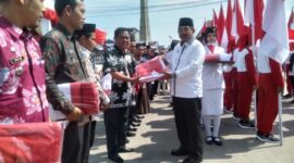 Bupati Tanjung Jabung Barat H Anwar Sadat secara simbolis membagikan Bendera Merah Putih yang dibawa Paskibraka kepada Para Camat, Rabu (2/8/23). FOTO : LT 
