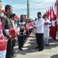 Bupati Tanjung Jabung Barat H Anwar Sadat secara simbolis membagikan Bendera Merah Putih yang dibawa Paskibraka kepada Para Camat, Rabu (2/8/23). FOTO : LT 