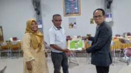 HR Ridwan Agus Depati bersama Ketua PWI Tanjab Barat Rita Anggraini menyerahkan Sertifikat UKW ke Juanda Sinaga, Kamis (10/8/23). FOTO : LT