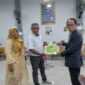 HR Ridwan Agus Depati bersama Ketua PWI Tanjab Barat Rita Anggraini menyerahkan Sertifikat UKW ke Juanda Sinaga, Kamis (10/8/23). FOTO : LT