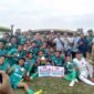 Bupati Tanjung Jabung Barat Drs H Anwar Sadat, M. Ag didampingi Sekda Ir H Agus Sanusi, M. Si Anggota DPRD dan Kadis Parpora foto bersama pemain, pelatih dan official Kecamatan Batang Asam, Senin (14/8/23). FOTO : LT