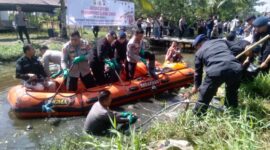 Kapolda Jambi Irjen Pol Rusdi Hartono dan Jajaran saat membersihkan Aliran Sungai di Parit 2 RT 17 Kelurahan Patunas, Kecamatan Tungkal Ilir, Tanjab Barat, Selasa (15/8/23). FOTO : LT 