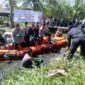 Kapolda Jambi Irjen Pol Rusdi Hartono dan Jajaran saat membersihkan Aliran Sungai di Parit 2 RT 17 Kelurahan Patunas, Kecamatan Tungkal Ilir, Tanjab Barat, Selasa (15/8/23). FOTO : LT 