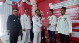 Bupati Tanjab Barat H Anwar Sadat didampingi Wakil Bupati H Hairan dan Kalapas I Gusti Lanang ACP saat menyerahkan SK Remisi Kepada WBP penerima Remisi Umum II, Kamis (17/8/23). FOTO : LT 