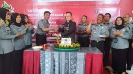 Kakanim Kuala Tungkal Edy Firyan berikan potong tumpeng ke Pegawai Lapas di acara syukuran HUT ke-78 Kementerian Hukum dan HAM. FOTO : LT 