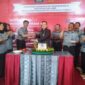 Kakanim Kuala Tungkal Edy Firyan berikan potong tumpeng ke Pegawai Lapas di acara syukuran HUT ke-78 Kementerian Hukum dan HAM. FOTO : LT 