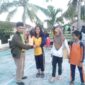 Erham, S. Ag menyerahkan Hadiah Hiburan kepada Anak-Anak Pemenang Lomba di RT 009 Patunas, Sabtu (26/8/23). FOTO : LT