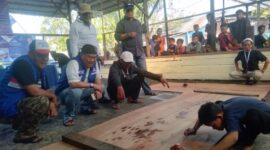 Jamal Darmawan Sie, SE, MM bersama pengurus dan panitia saat menyaksikan lomba gasing kategori Anak-Anak, Jum'at (1/9/23). FOTO : LT 