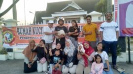 Komunitas RKT dan Dokter Hewan foto bersama Pecinta Kucing di Kuala Tungkal Tanjab Barat usai pengecekan kesehatan kucing, Sabtu (2/9/23). FOTO : LT 