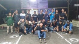 Bang Otoh Tim Sungai Saren Foto bersama Tim Papadaa'an B usai mengikuti Partai Perempat Final, Jum'at (8/9/23). FOTO : LT 