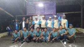 (Berdiri) Tim Papada'an A foto bersama dengan Tim Parit 5 B usai melaksanakan Pertandingan adu Pangkah Permainan Tradisional Gasing, Sabtu Malam (9/9/23). FOTO : LT 
