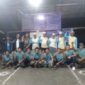 (Berdiri) Tim Papada'an A foto bersama dengan Tim Parit 5 B usai melaksanakan Pertandingan adu Pangkah Permainan Tradisional Gasing, Sabtu Malam (9/9/23). FOTO : LT 