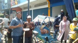 H Hairan, SH dan Uni Yati Hairan Garnita Malahayati DPD Partai NasDem Tanjab Barat saat membagikan makanan ke Abang Becak, Jum