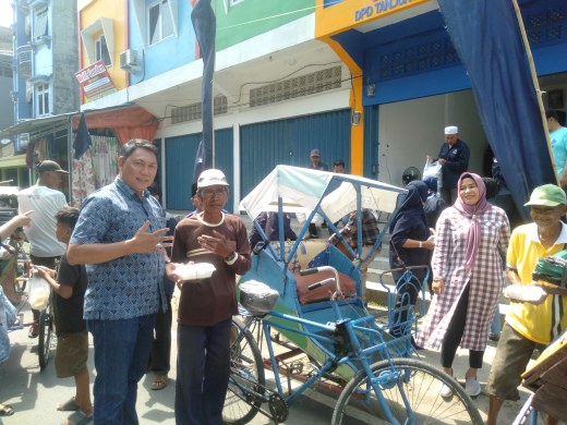 H Hairan, SH dan Uni Yati Hairan Garnita Malahayati DPD Partai NasDem Tanjab Barat saat membagikan makanan ke Abang Becak, Jum