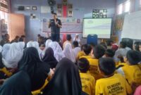 IPTU Epy Koto bersama Tim Terpadu Kampung Bebas dari Narkoba saat sosialisasi di SDN 24/V Kuala Tungkal, Selasa (19/9/23). FOTO : LT