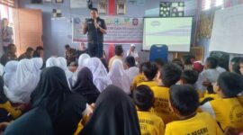 IPTU Epy Koto bersama Tim Terpadu Kampung Bebas dari Narkoba saat sosialisasi di SDN 24/V Kuala Tungkal, Selasa (19/9/23). FOTO : LT