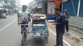 Sekretaris DPD Partai NasDem Tanjab Barat Abdurahman Jamalia, SH saat membagikan makanan ke Abang Becak, Jum'at (6/10/23). FOTO : LT 