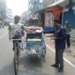 Sekretaris DPD Partai NasDem Tanjab Barat Abdurahman Jamalia, SH saat membagikan makanan ke Abang Becak, Jum'at (6/10/23). FOTO : LT 