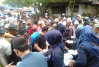 Bacaleg dan Sayap Partai saat membagikan makanan di kegiatan Jum'at berbagi oleh DPD Partai NasDem Tanjab Barat, Jum'at (13/10/23). FOTO : LT