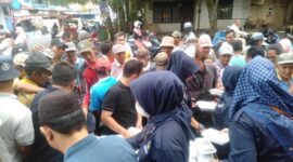 Bacaleg dan Sayap Partai saat membagikan makanan di kegiatan Jum'at berbagi oleh DPD Partai NasDem Tanjab Barat, Jum'at (13/10/23). FOTO : LT