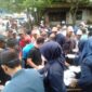 Bacaleg dan Sayap Partai saat membagikan makanan di kegiatan Jum'at berbagi oleh DPD Partai NasDem Tanjab Barat, Jum'at (13/10/23). FOTO : LT