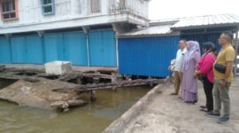 Jamal Darmawan Sie Anggota DPRD Tanjab Barat dari Partai Demokrat tinjau kondisi Jalan bersama Warga. FOTO : LT 
