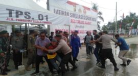 Seorang Warga Diamankan Petugas usai melakukan Aksi Anarkis di TPS 01 Jalan Panglima saat latihan Sispam Kota Pengamanan Pemilu 2024, di Alun-Alun Kota Kuala Tungkal, Selasa (31/10/23). FOTO : LT 