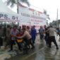 Seorang Warga Diamankan Petugas usai melakukan Aksi Anarkis di TPS 01 Jalan Panglima saat latihan Sispam Kota Pengamanan Pemilu 2024, di Alun-Alun Kota Kuala Tungkal, Selasa (31/10/23). FOTO : LT 