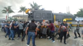 Massa saat melakukan aksi demo rangkaian skenario latihan simulasi Sispam Kota Polres Tanjab Barat pengamanan Pemilu 2024 di Alun-alun Kota Kuala Tungkal, Selasa (31/10/23). FOTO : LT 