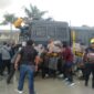 Massa saat melakukan aksi demo rangkaian skenario latihan simulasi Sispam Kota Polres Tanjab Barat pengamanan Pemilu 2024 di Alun-alun Kota Kuala Tungkal, Selasa (31/10/23). FOTO : LT 