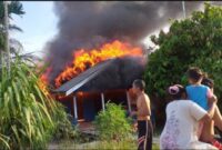 FOTO : Tampak Api Membesar Memakan Badan Bangunan Rumah.