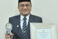 FOTO : Wakil Wali Kota Jambi Dr. H. Maulana Menerima Piagam Penghargaan Terbaik 6 STMB 2021 di Aula Rumah Dinas Gubernura Jambi, Jumat (12/11/21).