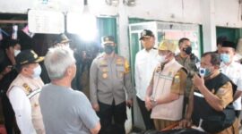 FOTO : Gubernur Jambi Dr. H. Al Haris Bersama Rombongat Saat Sidak di Pasar Traditional Angso Duo Jambi, Senin (20/12/21).