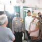 FOTO : Gubernur Jambi Dr. H. Al Haris Bersama Rombongat Saat Sidak di Pasar Traditional Angso Duo Jambi, Senin (20/12/21).