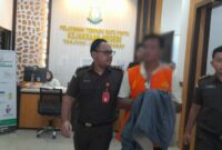 Tersangka BP dibawa menuju Rumah Tahanan Polres Tanjung Jabung Barat. FOTO : Ist 