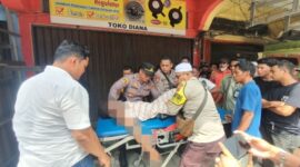 Kapolsek Tungkal Ilir AKP Agung Heru Wibowo dan Personil beserta BKTM Tungkal IV Kota saat mengevakuasi Jenazah ke RSUD KH Daud Arif Kuala Tungkal. FOTO : Dok. Hmsres Tjb