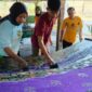 Perajin Batik Tanjab Barat Belajar Teknik Baru dalam membatik di Sembung Batik Kulonprogo Yogyakarta. FOTO : Ist