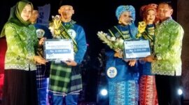 Kepala Dinas Parpora Hermansyah dan Istri menyerahkan Hadiah kepada Bujang Gadis Pariwisata, Minggu Malam (16/7/23). FOTO : LT 