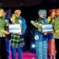 Kepala Dinas Parpora Hermansyah dan Istri menyerahkan Hadiah kepada Bujang Gadis Pariwisata, Minggu Malam (16/7/23). FOTO : LT 