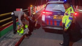 JM dipakaikan Rompi oleh IPDA Hans Simangunsong FOTO : Tim