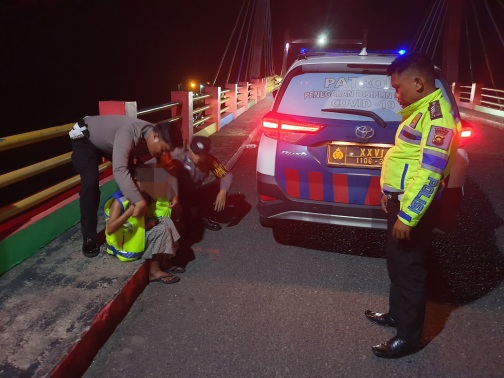 JM dipakaikan Rompi oleh IPDA Hans Simangunsong FOTO : Tim