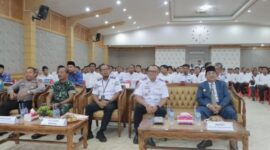 Kepala KSOP Kuala Tungkal Zefli Agustian dampingi Bupati Tanjab Barat H. Anwar Sadat dan Imran Jaya Perwakilan Politeknik Pelayaran Banten saat pembukaan Diklat BST-KLM dan SKK-30/60 Mil di Balai Pertemuan, Senin(22/5/23). FOTO : Ist 
