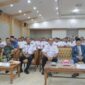 Kepala KSOP Kuala Tungkal Zefli Agustian dampingi Bupati Tanjab Barat H. Anwar Sadat dan Imran Jaya Perwakilan Politeknik Pelayaran Banten saat pembukaan Diklat BST-KLM dan SKK-30/60 Mil di Balai Pertemuan, Senin(22/5/23). FOTO : Ist 