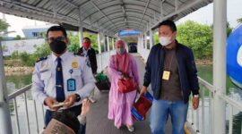 Petugas Imigrasi saat mengawal Warga Negara Malaysia yang dideportasi. FOTO : Kanim Kuala Tungkal