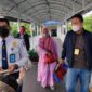 Petugas Imigrasi saat mengawal Warga Negara Malaysia yang dideportasi. FOTO : Kanim Kuala Tungkal